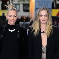 Sestri Delevingne skupaj na rdeči preprogi: ena z nosečniškim sijajem, druga v ultra prosojni obleki