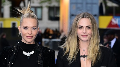Sestri Delevingne skupaj na rdeči preprogi: ena z nosečniškim sijajem, druga v ultra prosojni obleki