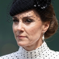 Kate Middleton ostaja zvesta tej obutvi, ki optično podaljša postavo (v omari ima skoraj 20 parov čevljev znanega oblikovalca)