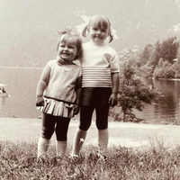 Bi ju prepoznali? Nekoč sta takole pozirali v Bohinju, danes ju pozna vsa Slovenija