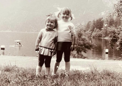 Bi ju prepoznali? Nekoč sta takole pozirali v Bohinju, danes ju pozna vsa Slovenija