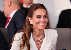 Kot da ne bi bila nikoli bolna: Princesa Kate očarala v elegantni beli kombinaciji