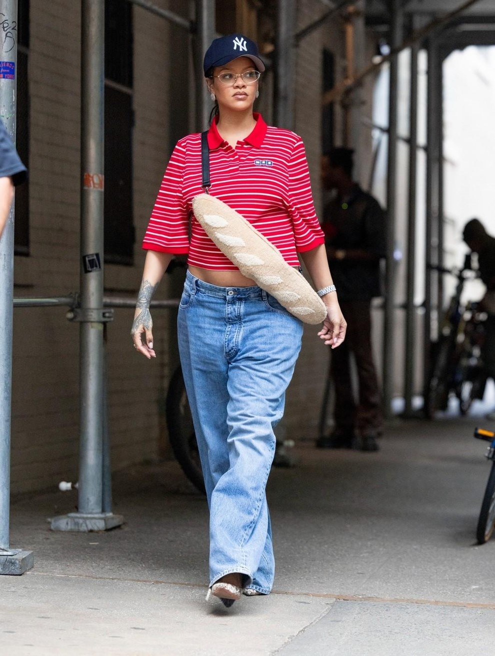 Rihanna v tokratni nosečnosti ne skriva svojega trebuščka, temveč ga ponosno izpostavlja z drznimi kroji, unikatnimi dodatki in nepozabnimi kombinacijami.