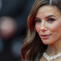 Eva Longoria osupnila v obleki, ki s telesom naredi nekaj izjemnega (številne ženske bodo navdušene!)