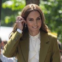 Kate Middleton s to izbiro stajlinga podprla Victorio Beckham: Na njem izstopale hlače, ki podajlšajo noge