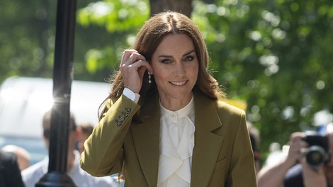 Kate Middleton s to izbiro stajlinga podprla Victorio Beckham: Na njem izstopale hlače, ki podajlšajo noge