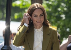 Kate Middleton s to izbiro stajlinga podprla Victorio Beckham: Na njem izstopale hlače, ki podajlšajo noge
