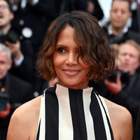 Prepoved na rdeči preprogi: Halle Berry morala zamenjati svojo obleko