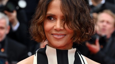 Prepoved na rdeči preprogi: Halle Berry morala zamenjati svojo obleko