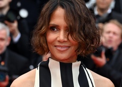 Prepoved na rdeči preprogi: Halle Berry morala zamenjati svojo obleko