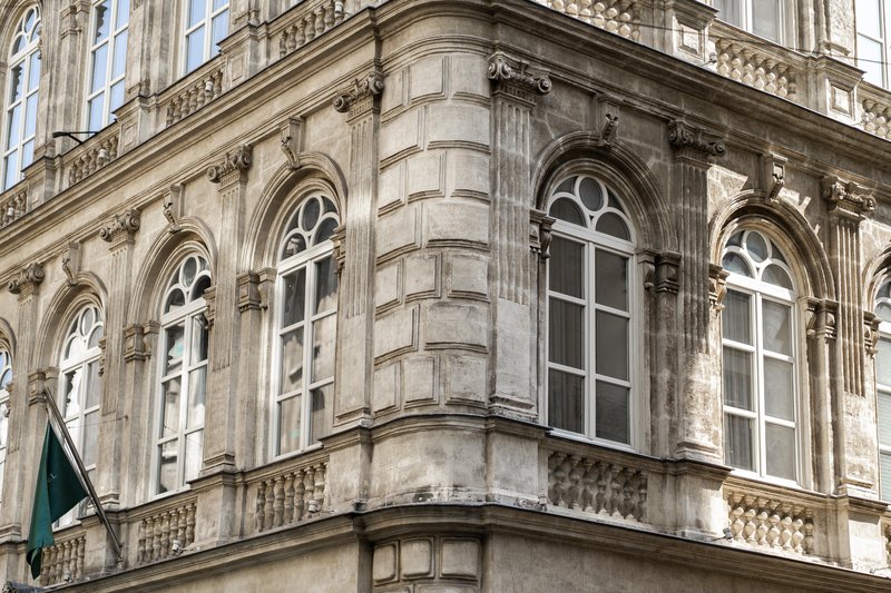 The Bank ponuja veličastno kuliso sodobni umetnosti in brez dvoma odraža identiteto in duh okolice, v katerem prebiva.