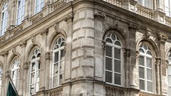 The Bank ponuja veličastno kuliso sodobni umetnosti in brez dvoma odraža identiteto in duh okolice, v katerem prebiva.