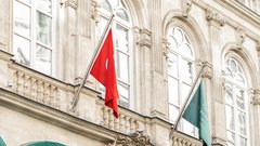 Da je historični biser resnično vreden svojega napeva, dokazuje občutek, ki obiskovalca preveva, ko iz ulice stopi pod njegovo pročelje. Vsak kotiček notranjih prostorov diha z zgodovino bančnih ustanov, ki so tekom desetletij zaznamovale stavbo.