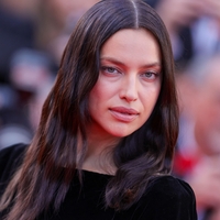 Irina Shayk na festivalu v Cannesu v arhivski YSL obleki, ki je zasenčila vse ostale