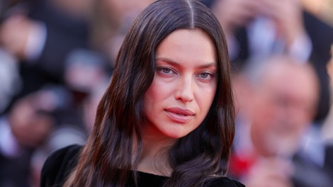 Irina Shayk na festivalu v Cannesu v arhivski YSL obleki, ki je zasenčila vse ostale