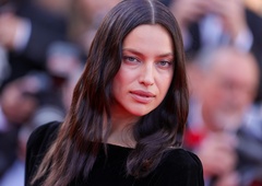 Irina Shayk na festivalu v Cannesu v arhivski YSL obleki, ki je zasenčila vse ostale