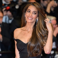 Amal Clooney na rdeči preprogi v Cannesu očarala v arhivski Dior obleki: vzbudila tudi nekaj začudenih pogledov