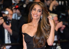 Amal Clooney na rdeči preprogi v Cannesu očarala v arhivski Dior obleki: vzbudila tudi nekaj začudenih pogledov