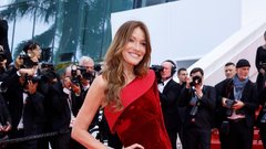Carla Bruni filmski festival Cannes rdeča preproga