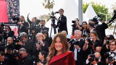 Carla Bruni filmski festival Cannes rdeča preproga