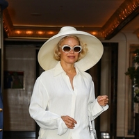 Pamela Anderson v belem od glave do pet: stajling, ki kar kliče po poletju