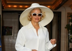Pamela Anderson v belem od glave do pet: stajling, ki kar kliče po poletju