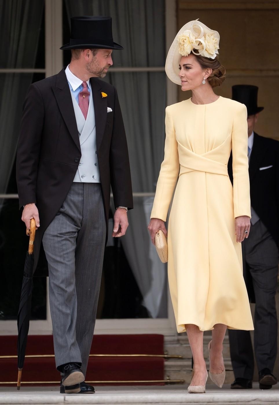 Ob Kate je princ William ustvaril popolno vizualno ravnovesje s svojim tradicionalnim, a prefinjenim videzom: sive hlače, svetlomoder telovnik, srajca …