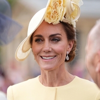 Kate Middleton v masleno rumeni: modna poezija na kraljevski vrtni zabavi
