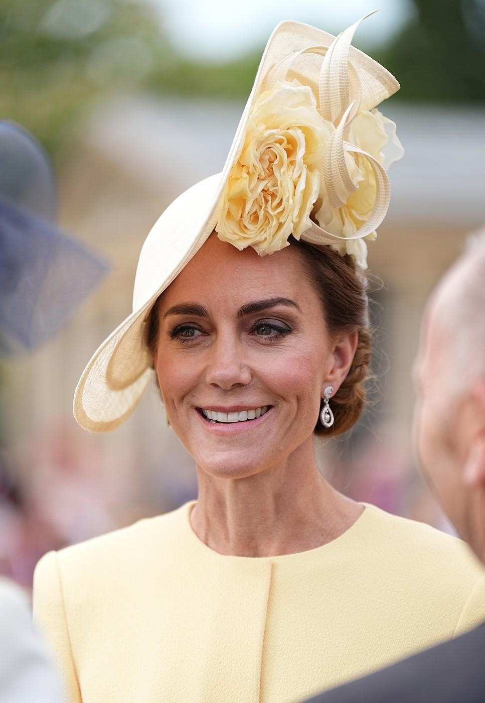 Princesa Kate je ob tej priložnosti javnost očarala z obleko v trenutno zelo trendovski barvi - masleno rumeni. ➡️