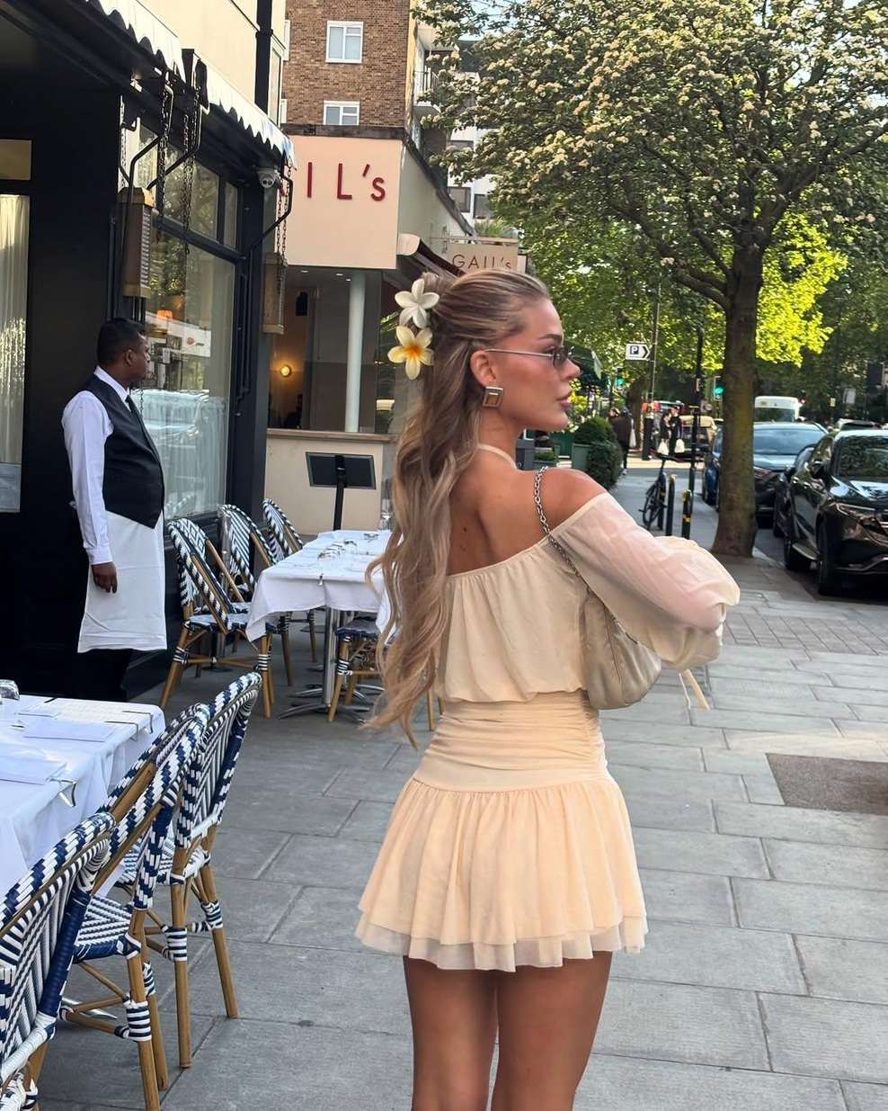 Mala črna obleka je večna, a poleti 2025 bomo nosili tudi teh 5 barv (foto: Instagram/@anettaberi_)