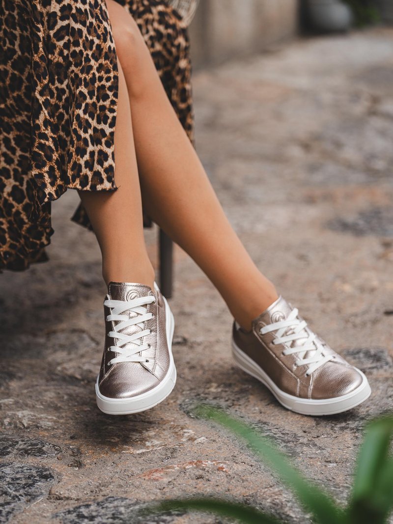 Zakaj modne poznavalke prisegajo na superge ara Shoes ROM