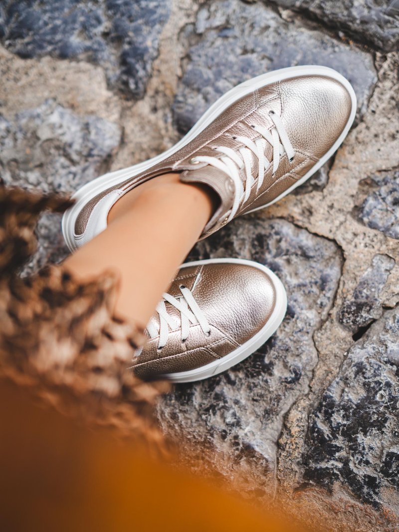 Zakaj modne poznavalke prisegajo na superge ara Shoes ROM