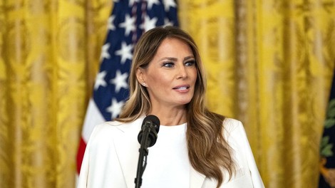 Melania Trump izdala svojo prvo zvočno knjigo: njen glas, ki razkriva osebno zgodbo, ustvarila umetna inteligenca