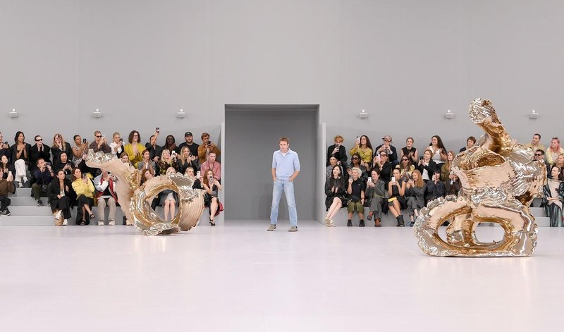 Nova era za Dior: Jonathan Anderson prevzema celotno kreativno vodstvo