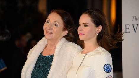 Bila je polna sanj, ko se je poročila z moškim, ki so mu napovedali še 2 leti življenja: zgodba Jane Hawking