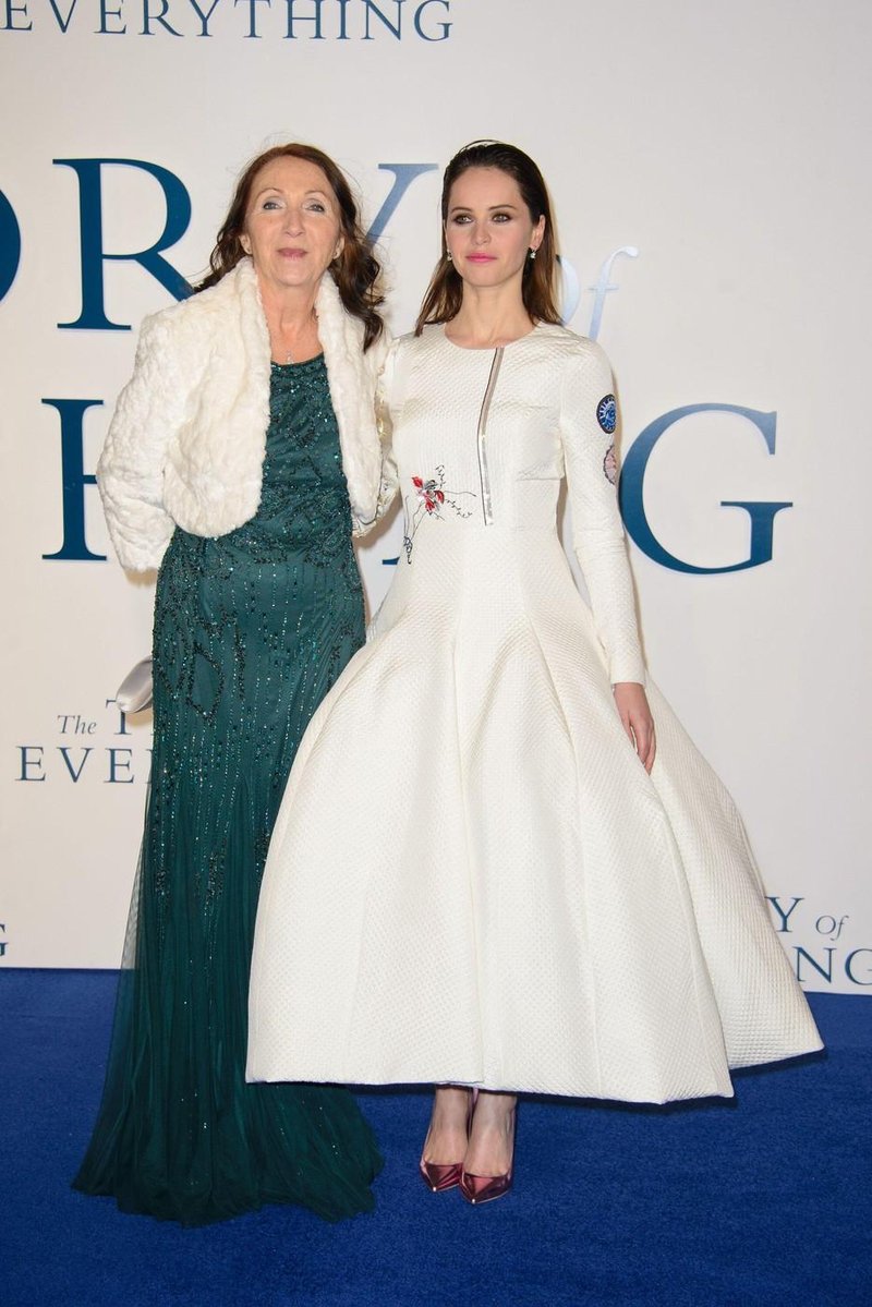 Bila je polna sanj, ko se je poročila z moškim, ki so mu napovedali še 2 leti življenja: zgodba Jane Hawking