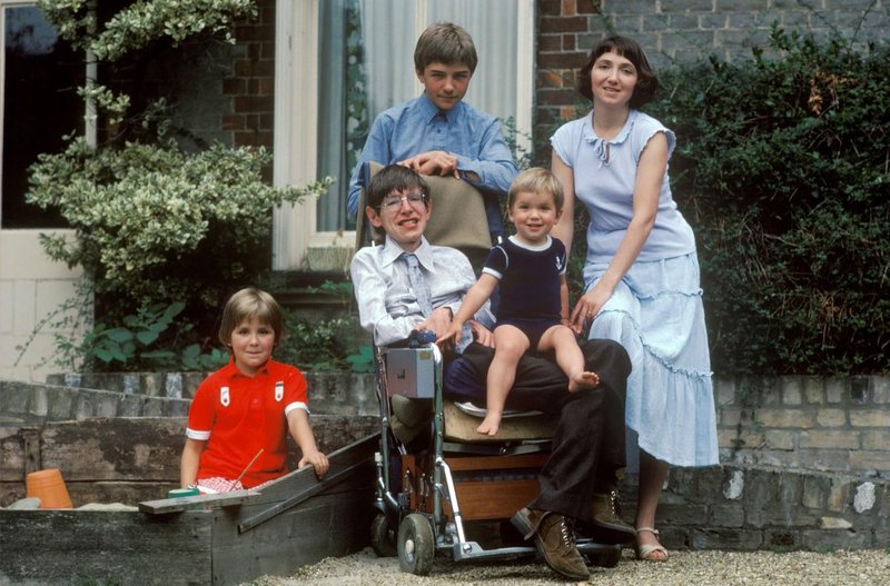 Bila je polna sanj, ko se je poročila z moškim, ki so mu napovedali še 2 leti življenja: zgodba Jane Hawking