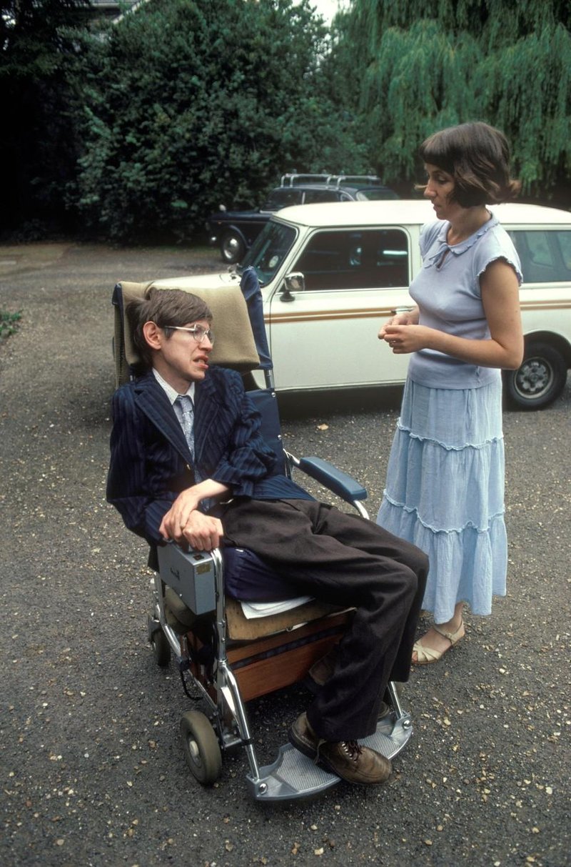 Bila je polna sanj, ko se je poročila z moškim, ki so mu napovedali še 2 leti življenja: zgodba Jane Hawking