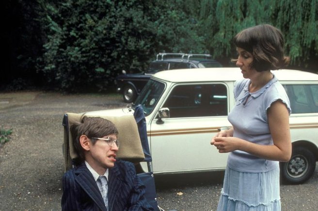 Napovedali so mu še 2 leti življenja, ko se je poročila z njim: zgodba Jane Hawking