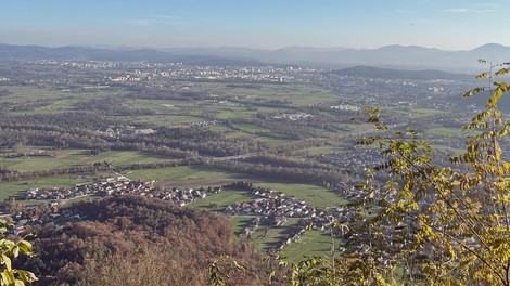 Gozdna idila nad Ljubljano: Šmarna gora je dobila hudo konkurenco, na tem hribu je nekaj magičnega!