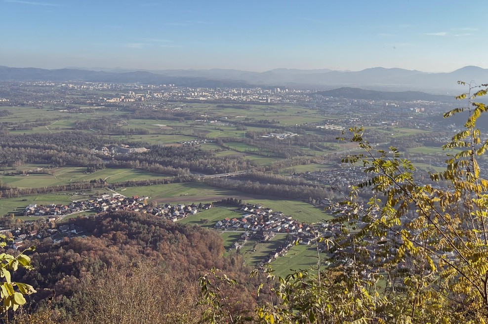 Gozdna idila nad Ljubljano: Šmarna gora je dobila hudo konkurenco, na tem hribu je nekaj magičnega! (foto: Uredništvo)