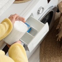 Ste vedeli, da pralni stroj skriva gumb za čiščenje predalčka? Preverite, kje se nahaja