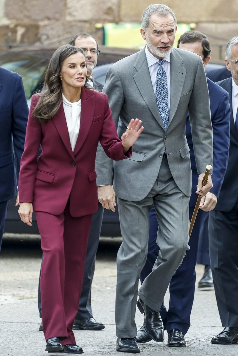 Kraljica Letizia pritrdila bordo trendu v očarljivem kostimu Bleis Madrid