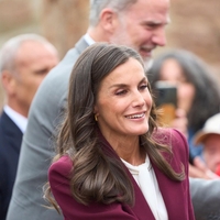 Kraljica Letizia pritrdila bordo trendu v očarljivem kostimu Bleis Madrid