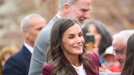 Kraljica Letizia pritrdila bordo trendu v očarljivem kostimu Bleis Madrid