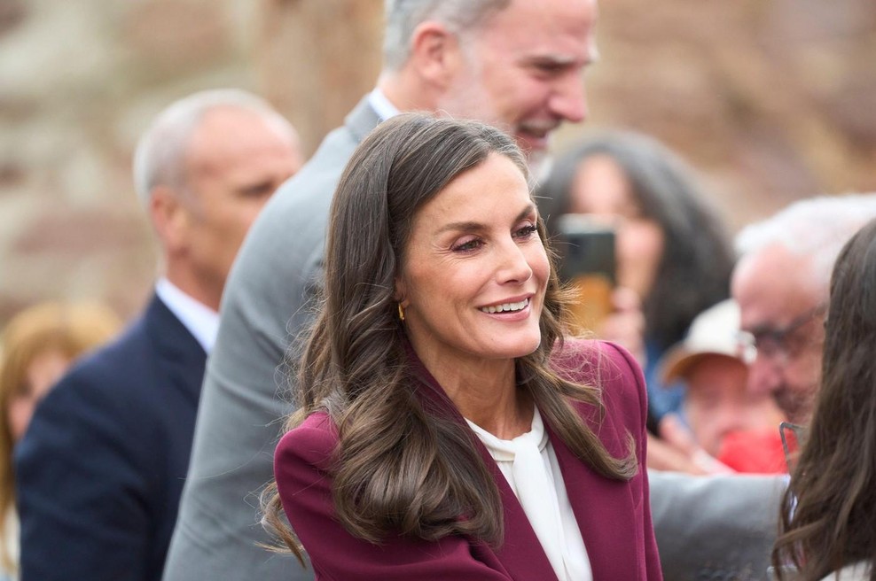 Kraljica Letizia pritrdila bordo trendu v očarljivem kostimu Bleis Madrid (foto: Profimedia)