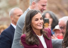 Kraljica Letizia pritrdila bordo trendu v očarljivem kostimu Bleis Madrid