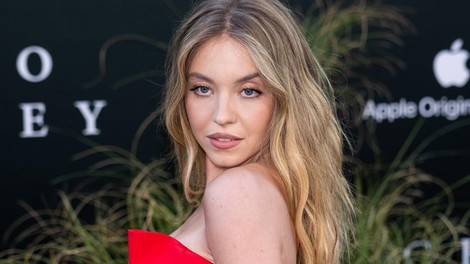 Sydney Sweeney v glamurozni večerni obleki: z Julianne Moore skupaj očarali na rdeči preprogi