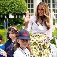 Trik Melanie Trump: kako obleko preurediti v pisarniški videz in izgledati odlično