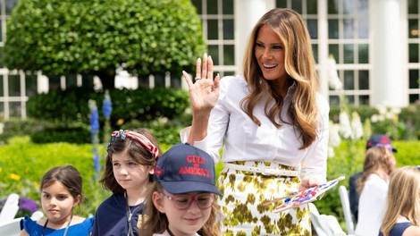 Trik Melanie Trump: kako obleko preurediti v pisarniški videz in izgledati odlično